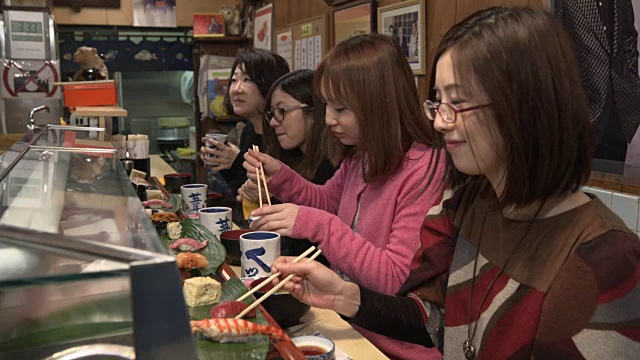 寿司餐厅-筑地市场东京，日本视频素材