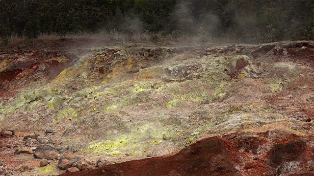 蒸汽从夏威夷火山国家公园的喷口升起视频素材