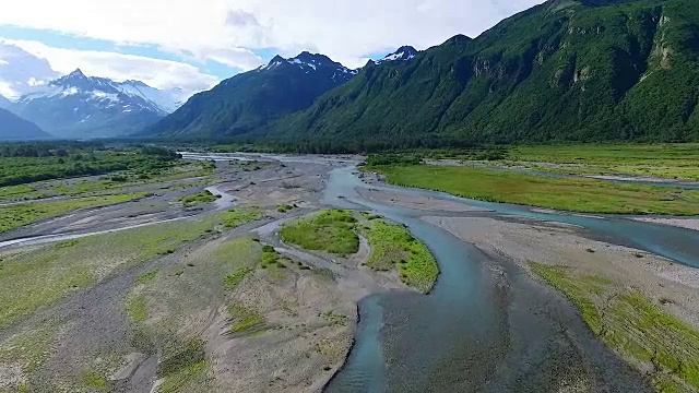 鸟瞰图飞行向前编织河口向山视频素材