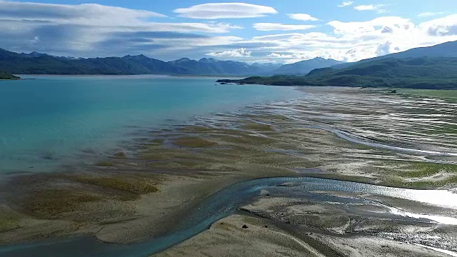 鸟瞰图飞越编织河口视频素材