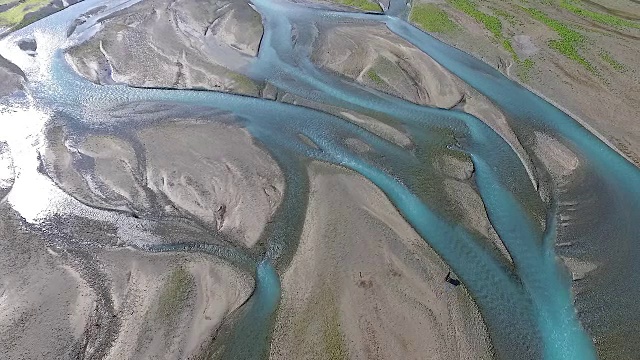 空中拍摄的棕熊在河上寻找鱼视频素材