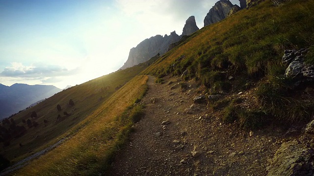 POV的观点，在山上跑步和徒步旅行视频素材