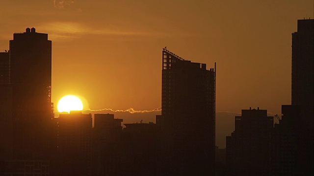 太阳在曼哈顿地平线升起的时间流逝视频素材