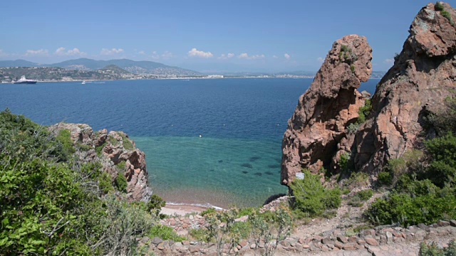 蓝色海岸红岩区的石阶视频素材