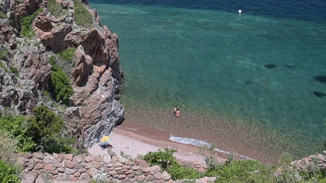 蓝色海岸岩石海岸的小海滩视频素材