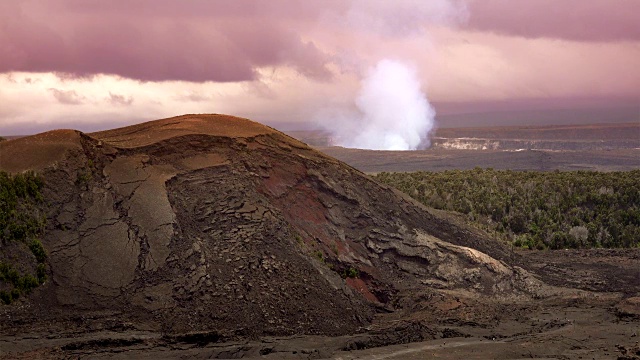 蒸汽和烟雾从活跃的哈雷茂茂火山口，在火山国家公园，夏威夷大岛视频素材