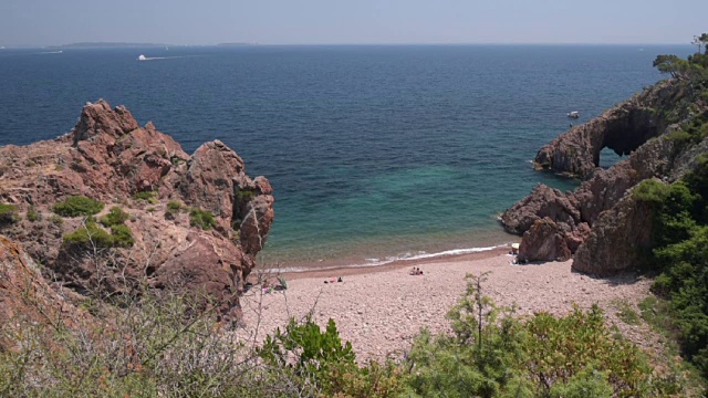 蓝色海岸岩石海岸的小海滩视频素材