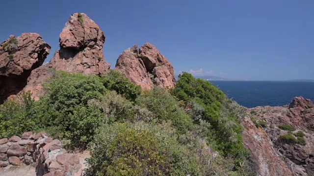 红色岩石和海滩在Cote d 'Azur视频素材