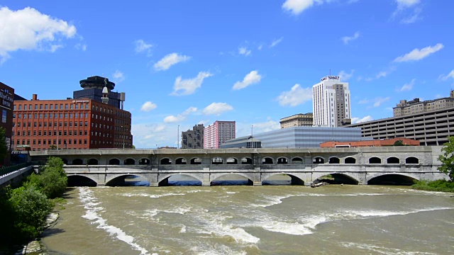 罗彻斯特，纽约，纽约市中心美丽的杰尼斯河和市中心天际线在主街棕色的水河视频素材