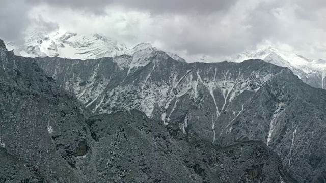 鸟瞰图雪山喜马拉雅山脊在不丹视频下载