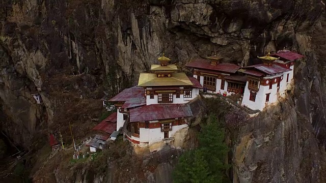 鸟瞰图中的虎穴寺位于崖边二处视频下载