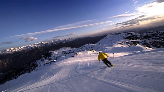 SLO MO TS自由式滑雪者滑下斜坡视频素材