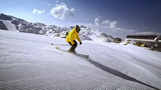 自由式滑雪者在斜坡上表演特技视频素材