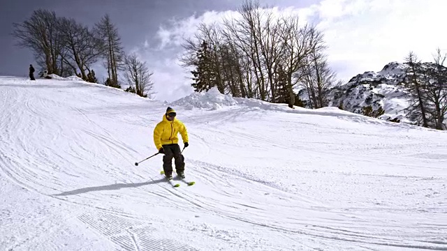 SLO MO DS自由式滑雪者飞到空中视频素材