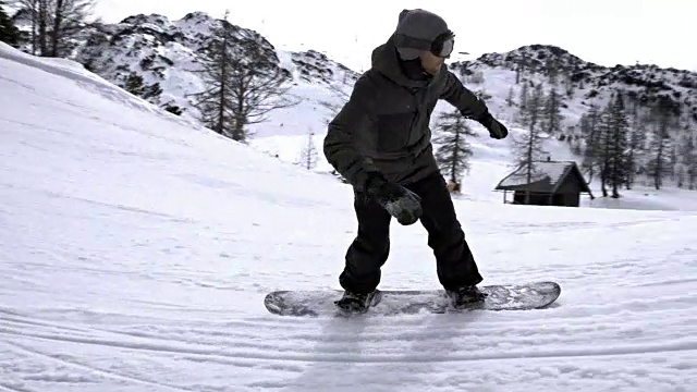 SLO MO DS自由式滑雪板飞到空中视频素材