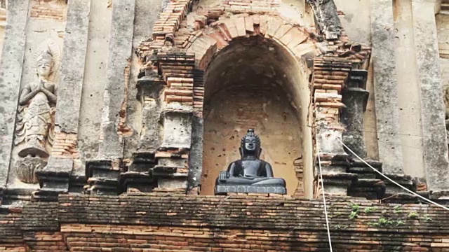 泰国佛教寺庙的淘金视频素材