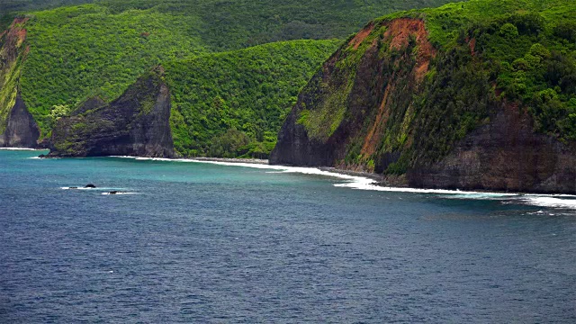 太平洋海浪翻滚到夏威夷大岛的科纳海岸视频素材