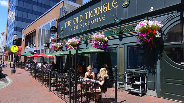 加拿大蒙克顿新布伦瑞克大街上一家名为Old Triangle Irish Alehouse的咖啡馆，与当地人一起喝酒视频素材