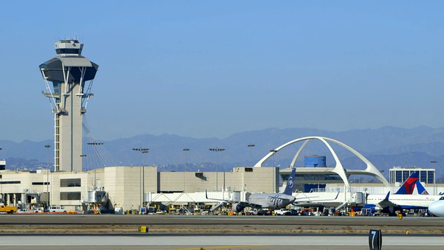 加拿大航空公司的空客A320在洛杉矶国际机场降落视频素材