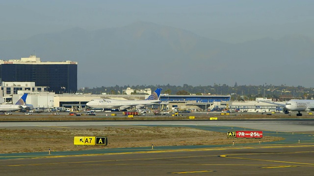 阿联酋航空的波音777从洛杉矶国际机场起飞，白天视频素材