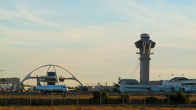 洛杉矶机场控制塔和主题餐厅，前线空中客车A319在接近降落的框架视频素材