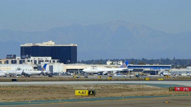 美国航空公司的空客A321从洛杉矶国际机场起飞，白天视频素材