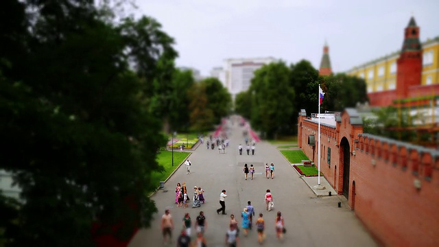 游客们在克林姆林宫内的红墙旁驻足。Tiltshift视频素材