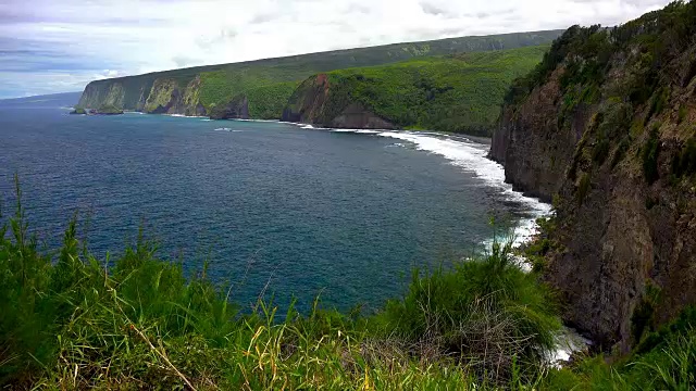 太平洋海浪翻滚到夏威夷大岛的科纳海岸视频素材