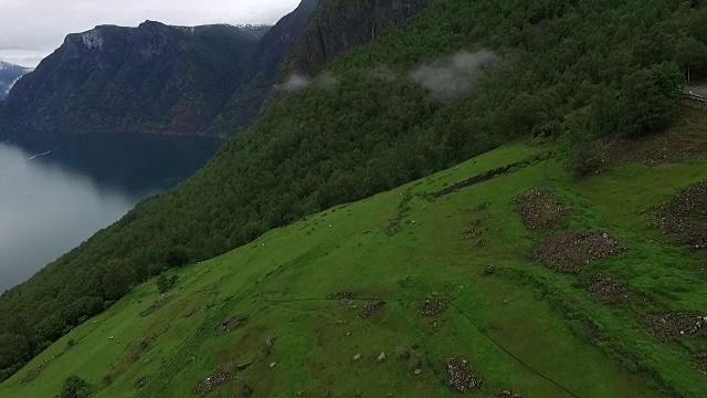 向后越过山坡，紧挨着峡湾视频素材