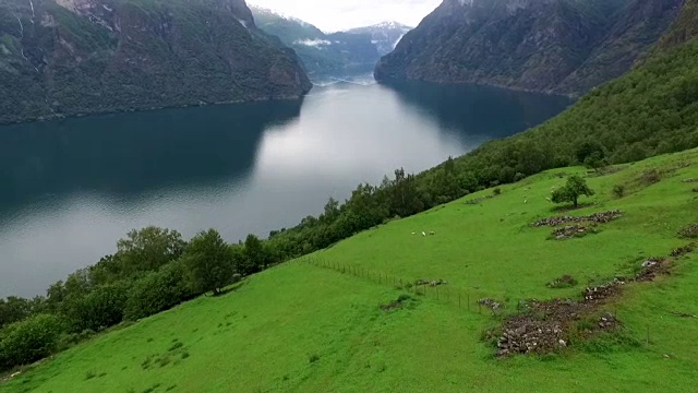 低山坡与峡湾的背景视频下载