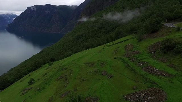 翻过山坡，紧挨着峡湾视频素材