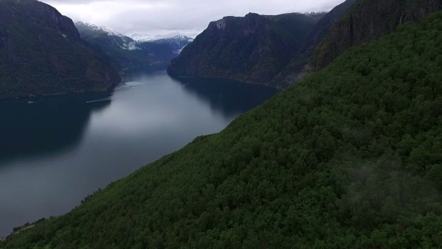 翻过山坡朝向峡湾视频素材