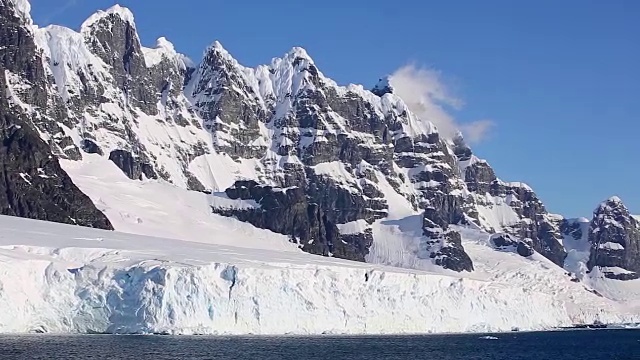 壮观的山脉在佩尔蒂埃海峡，南极洲视频素材