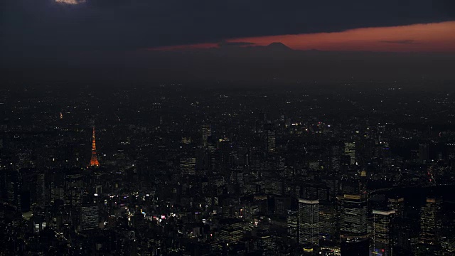 东京夜间航拍图像-东京市区和富士山的黄昏景象视频素材