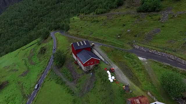 在山坡上的屋顶上有蜿蜒的道路视频素材