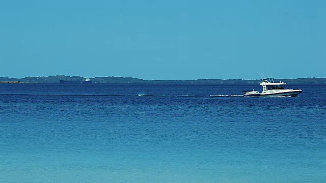 一艘船在澳大利亚西部珀斯海岸的蓝色海上视频素材