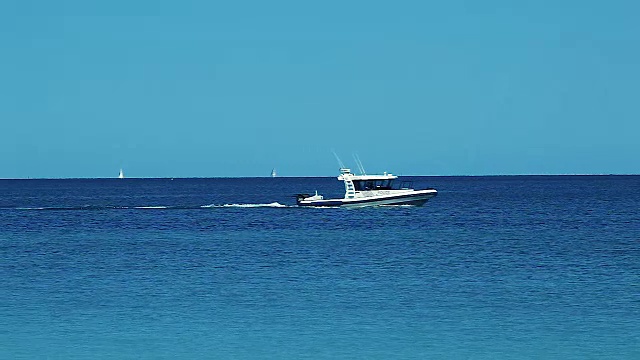 一艘船在澳大利亚西部珀斯海岸的蓝色海上视频素材