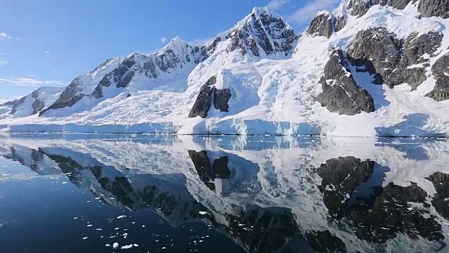 潘从冰川和山脉的壮丽映像与浮冰上的水视频素材