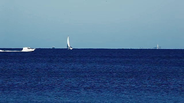 一艘船在澳大利亚西部珀斯海岸的蓝色海上视频素材