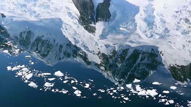 壮丽的冰川和山脉的倒影与浮冰上的水视频素材