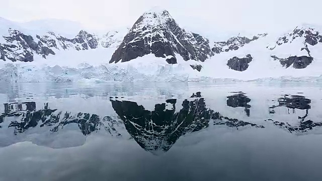 天堂港湾的倒影视频素材