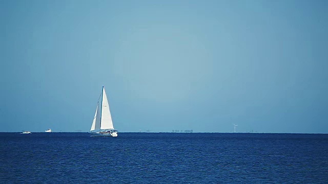 游艇在澳大利亚西部珀斯海岸的蓝色海洋上视频素材