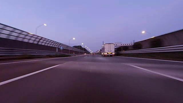 在黄昏的高速公路上开车- 4K-视频素材