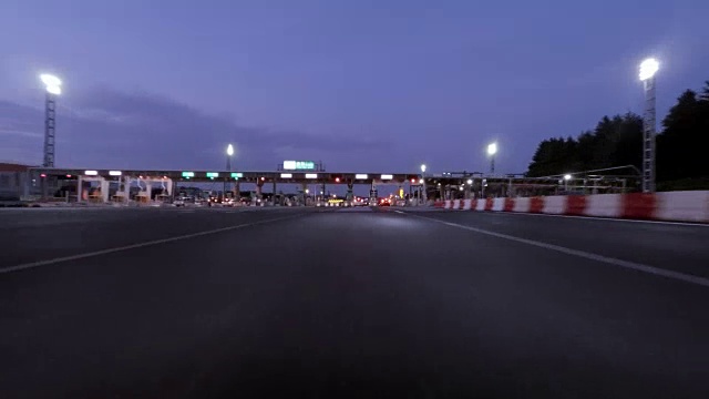 高速公路收费站在黄昏通过- 4K-视频素材