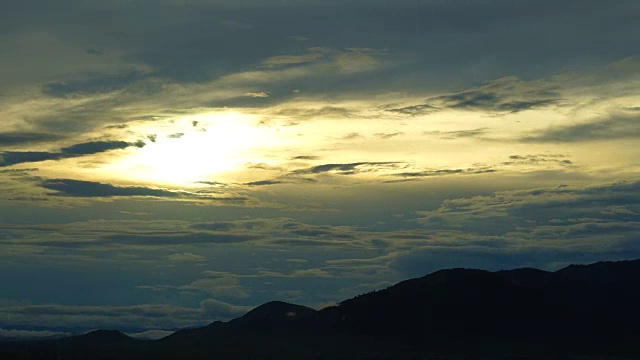 时间流逝的日落在山上视频素材