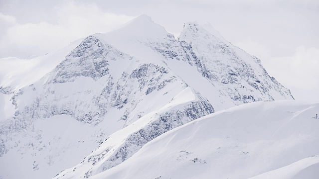 在一个有雾的冬日，雪山的景色视频素材