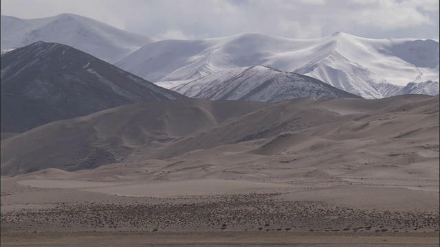 白雪覆盖的山脉和干旱的高原，中国青海省视频素材