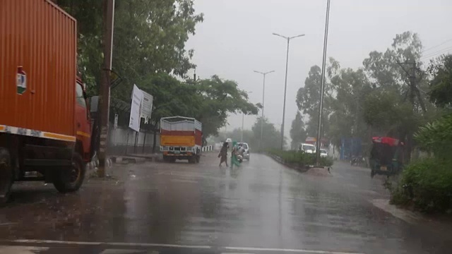 在城市里开车在雨季，从里面看视频素材