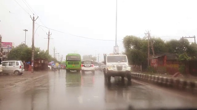 在城市里开车在雨季，从里面看视频素材