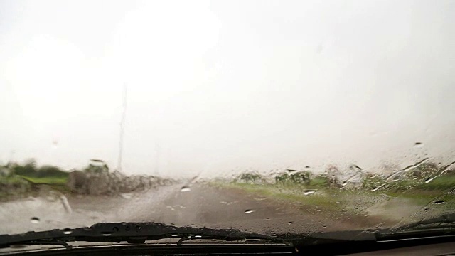 在雨季的高速公路上驾驶汽车视频素材